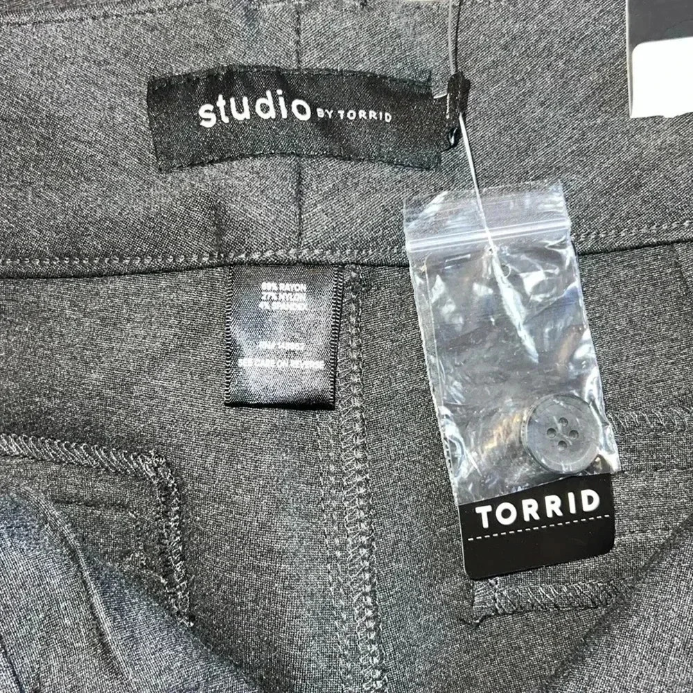 NWT Studio by Torrid Stretchy Gray Women’s Slacks
CHR GRY PNTE ANKLE SKNY 1039 - Picture 3 of 5